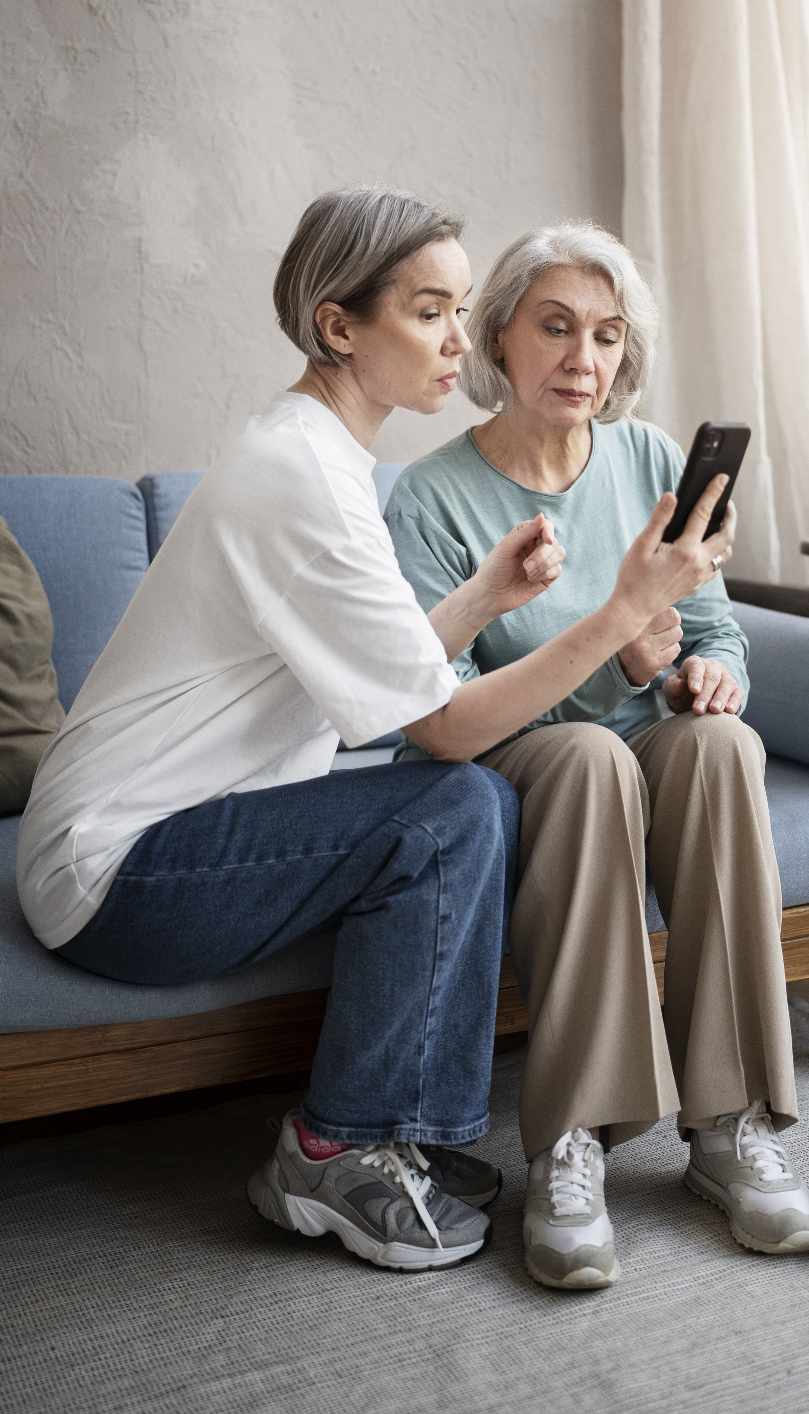 Asistiéndonos se ocupa de la selección, supervisión y gestión integral de cuidadores para familias.